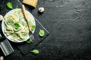 perfumado Ravioli com parmesão e ervas. foto