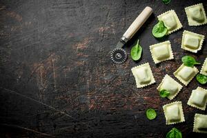 Ravioli cru com verdes. foto