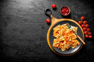 Ravioli com vitela e tomate molho. foto