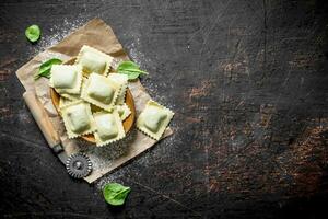 cru Ravioli dentro uma tigela em papel. foto