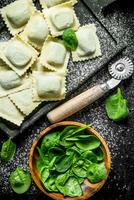 italiano Ravioli cru com verdes. foto