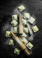 italiano Ravioli cru com vitela. foto