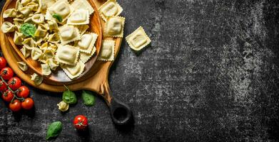 Ravioli e bolinho de massa cru. foto