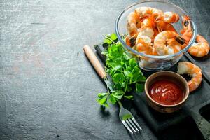 camarão dentro uma tigela em uma corte borda com salsinha e tomate molho. foto