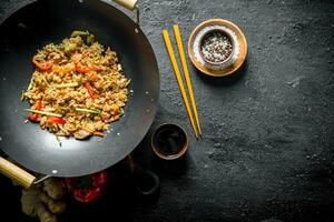 wok arroz com especiarias, soja molho e Sino Pimenta. foto