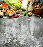 ásia Comida. fresco ingredientes para cozinhando chinês Comida em uma rústico fundo . foto