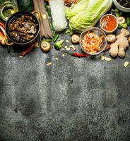 ásia Comida. uma variedade do ingredientes para cozinhando ásia Comida em rústico fundo. foto