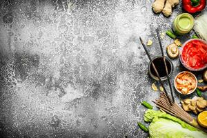 ásia Comida. fresco ingredientes para cozinhando chinês Comida em uma rústico fundo . foto