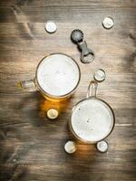 vidro do Cerveja com rolhas e uma garrafa abridor. foto