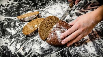 fatiado centeio pão em borda com farinha. foto