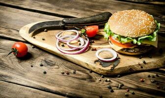 cozinhou hamburguer com vegetais, queijo e eu no. foto