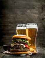 rua Comida. uma grande hamburguer com óculos do luz cerveja. foto