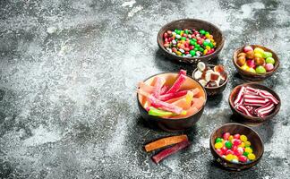 multicolorido doce, geléia e marshmallows dentro uma tigela. foto