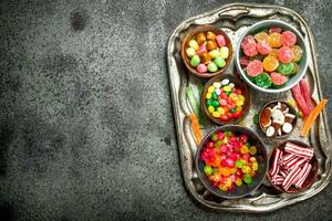 multicolorido doce, geléia e marshmallows dentro uma tigela. foto