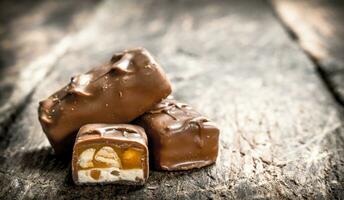chocolate doces. em de madeira fundo. foto