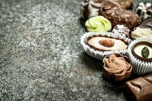 chocolate doces. em rústico fundo. foto