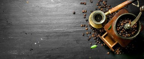 soldado café dentro uma turco com uma mão moedor. foto