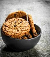 aveia biscoitos com chocolate dentro uma tigela. foto