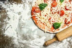 despreparado pizza com ingredientes. foto