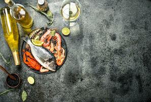 não processado frutos do mar, dourado, camarão com branco vinho e especiarias. foto