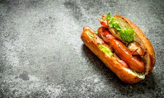 rua Comida. cachorro quente carne com verduras dentro uma fresco pão. foto