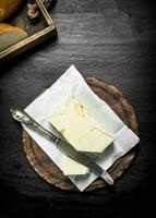 manteiga com uma faca em a borda. foto