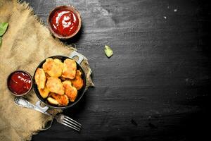 frango pepitas com tomate molho. foto