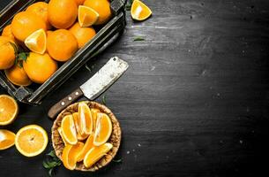 fatiado laranjas dentro uma tigela. foto