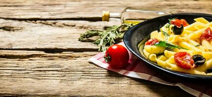 massa com tomates, azeitonas e ervas. foto