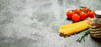 espaguete com tomates, mostarda molho e especiarias. foto