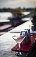 lichia e vodka martini com infusão de jasmim coquetel exótico no bar asiático ao pôr do sol foto