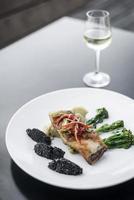 Filé de peixe vermelho pargo com legumes e arroz preto com sementes de gergelim preto prato asiático moderno de fusão em melbourne restaurante austrália