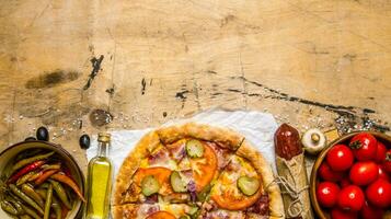 fresco pizza com salame, tomates, Pimenta e Oliva óleo. foto