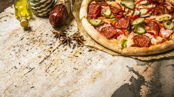 saboroso pizza com calabresa e tomate molho. foto