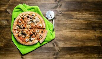 delicioso italiano pizza em a tecido. em de madeira mesa. foto