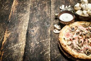 pizza com cogumelos e presunto. foto