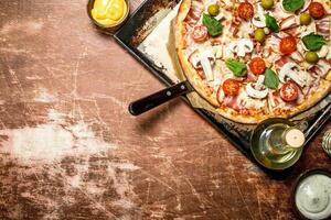 fresco pizza com carne e tomates. foto