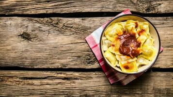 preparado Ravioli com tomate molho dentro uma copo. foto