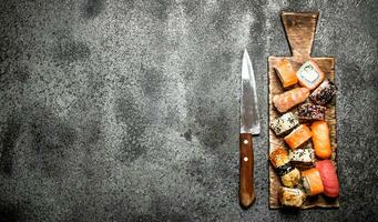 japonês Comida. fresco Sushi e rolos. em rústico fundo. foto