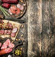 diferente tipos do salame em a Pranchas. foto