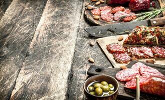 diferente tipos do salame em a Pranchas. foto