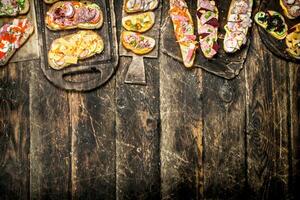 vários sanduíches com frutos do mar, carne e legumes. foto