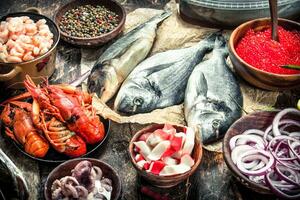 diferente frutos do mar com camarão e vermelho caviar. foto