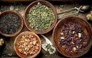 diferente tipos do perfumado chá dentro tigelas. foto