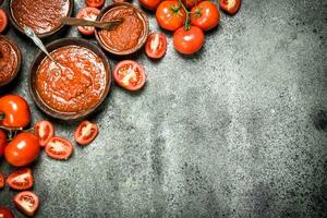 fresco tomate molho com especiarias. foto