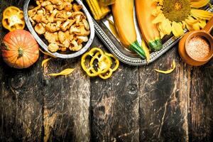 orgânico Comida. fresco cogumelos com legumes. foto