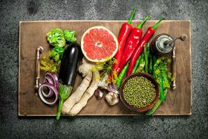 orgânico Comida. legumes e fresco legumes em uma de madeira bandeja. foto
