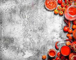 fresco tomates, tomate suco e molho. foto