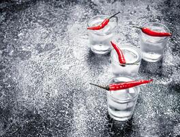 vodka tiros com quente pimentas. foto