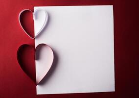 papel de coração vermelho e em branco com cartão de nota sobre fundo vermelho. foto